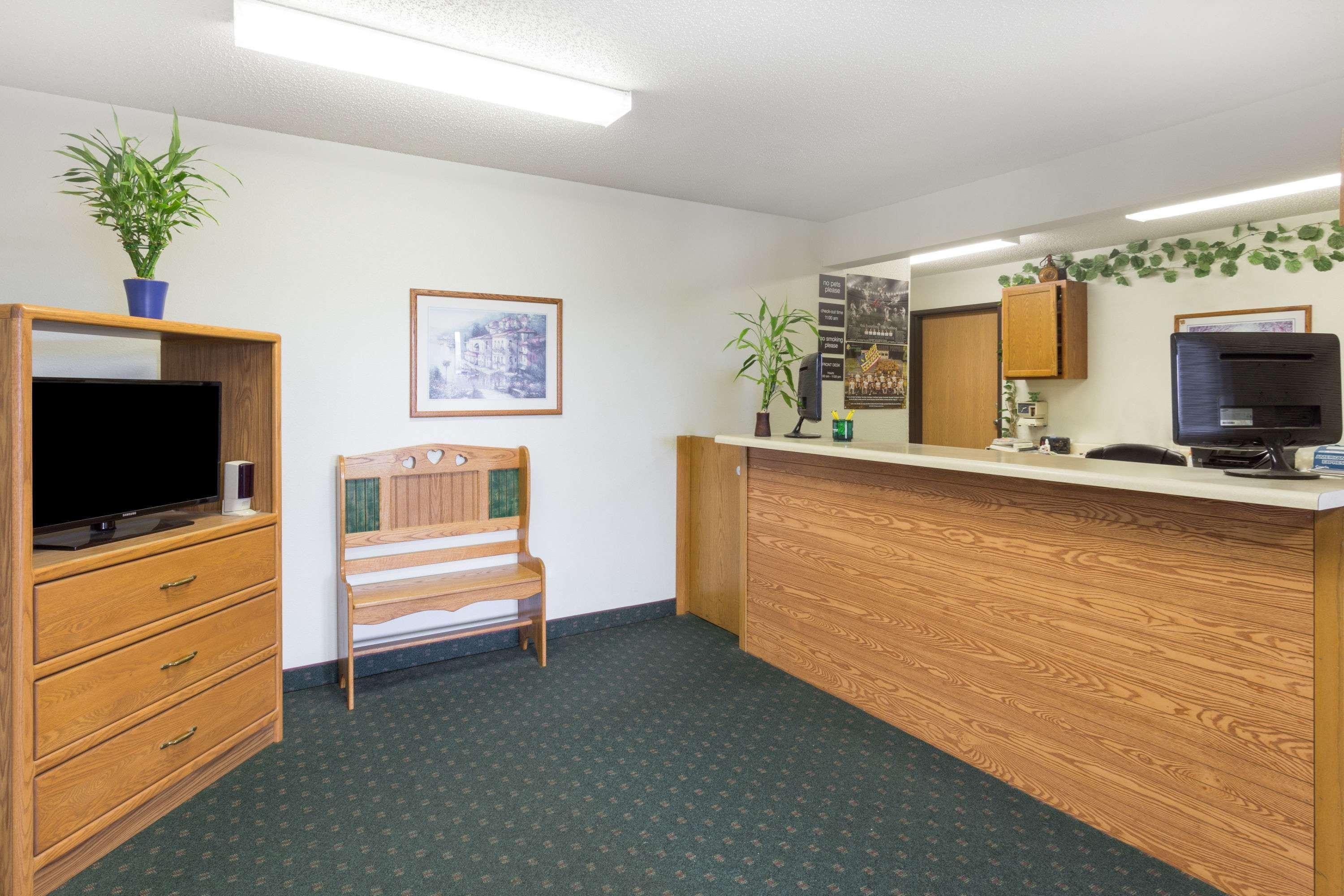 Super 8 By Wyndham Dewitt Hotel Exterior photo