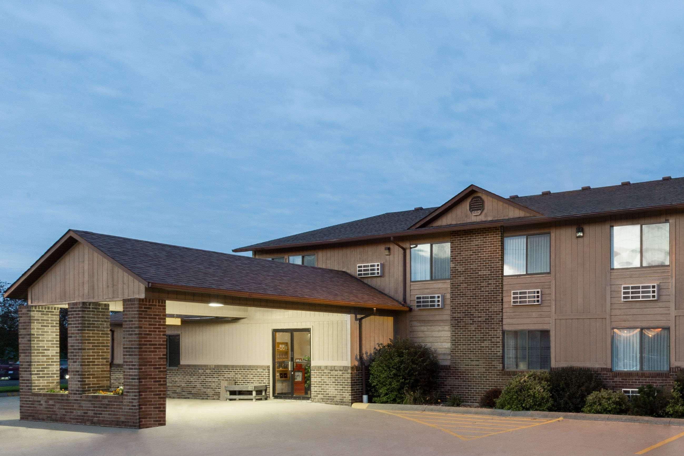Super 8 By Wyndham Dewitt Hotel Exterior photo